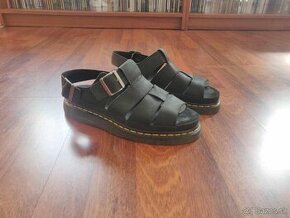 Dr. Martens v černé barvě, velikost EU 43 (UK 9, US 10)