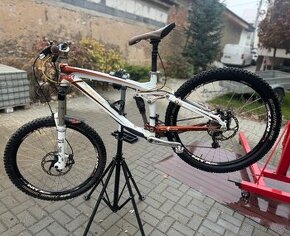 Horský celoodpružený bicykel Trek Remedy 8