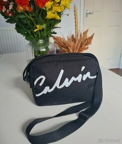 Calvin Klein essentials čierna kabelka