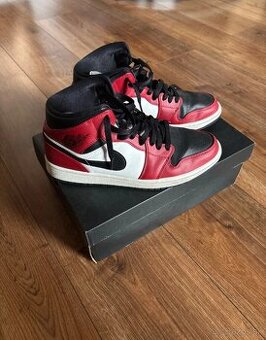 Jordan 1 Chicago mid