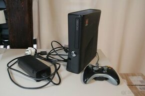 Xbox 360 slim s 13 Hrami na disku, káblami a ovládačom - 1