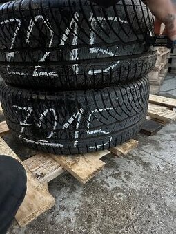 Z215 2ks zimné 245/45R18