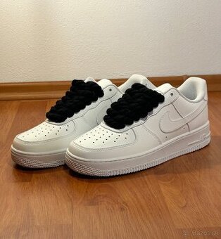 Nike Air Force 1 - Biele s čiernymi šnúrkami