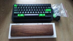 HHKB Hybrid S + wrist wrest + blank keycaps + green keycaps