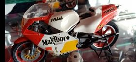 Model pretekárskehej moto GP YAMAHA PJ 1