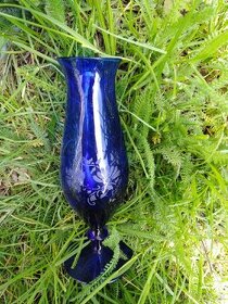 Modrá váza so zdobením