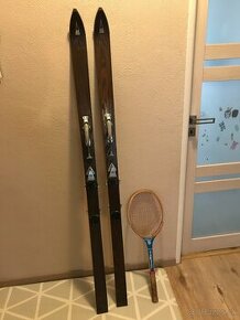 Stare lyze a tenisová raketa