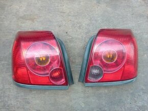 Zadné svetlá Avensis sedan