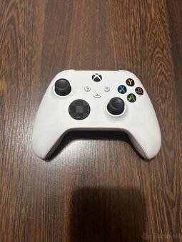 Biely ovladač Xbox Series S/X a Xbox One