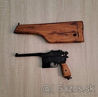 Replika pištole Mauser C96 s púzdrom.