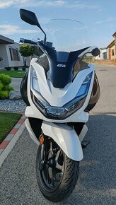 PREDÁM HONDA PCX 125 - ČERSTVO ZABEHNUTÁ- VEĽA DOPLNKOV