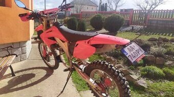 Predám Hondu crf 450 r, Moto má ŠPZ.