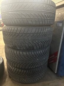 245/45R18