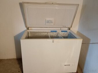 Truhlicová mraznička Whirlpool 320 l