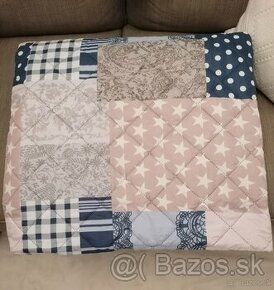 Prehoz na posteľ vo vzore patchwork s hviezdičkami