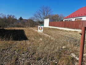 Na predaj pekný stavebný pozemok v centre obce Báb