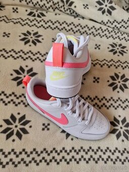 Nove Nike  v. 38,5