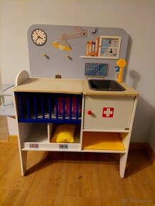 Ikea stolik stolicky a Playtive Drevená detská klinika