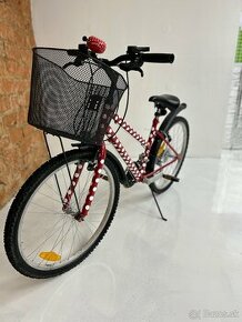 Štýlový dievčenský bodkovaný bicykel
