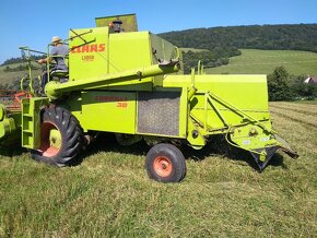 Claas compact 30 s drvičom slamy