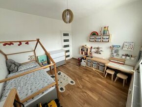 Detský nábytok: Posteľ domček, komoda a regál