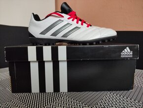 Adidas turfy.