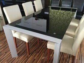 Sklenený jedálenský stôl