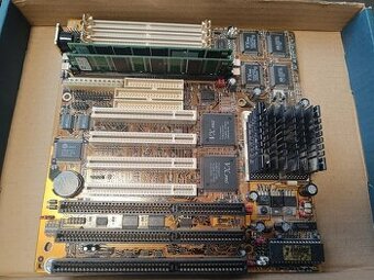 Historicka retro zakladna doska s CPU a RAM - 1