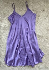 Krásne lila saténové šaty