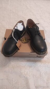 Dr. Martens 8 , 42