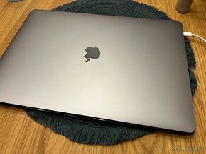 Macbook Pro 2018 15" 16 GB RAM Intel i7 256 GB Radeon Pro