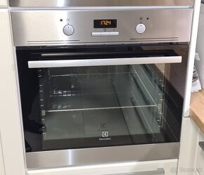 Electrolux EOB43450OX vstavana rura