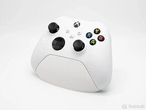 Minimalistický stojan na Xbox ovládač