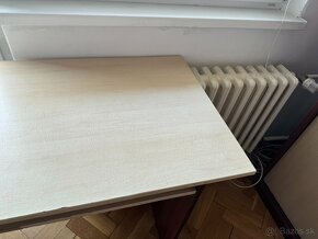 Písací stôl s nasunutím na radiator