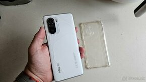 Xiaomi Poco F3 - puknutý zadok