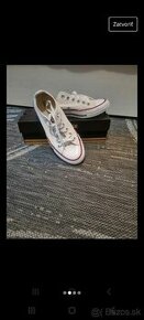 Converse nosene vid foto