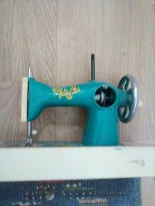 detská hračka šijací stroj