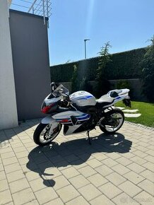 Suzuki GSX-R1000R4 - 1