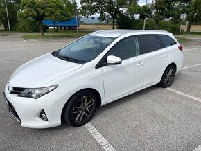 Toyota auris touting sport 2.0 diesel, 91kw / 6 M/T