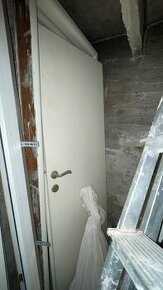 Staré drevené dvere, kovové zárubne - 1