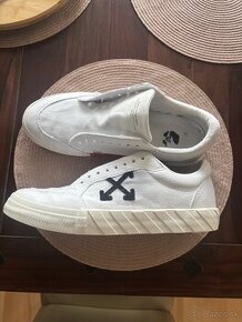 Off-white Low