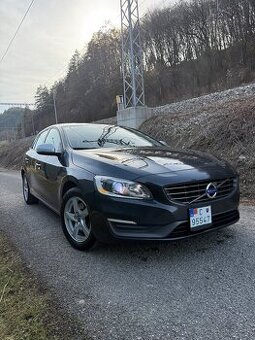 Volvo V60 2.0 D3 5-Válec,Bi-xenon,Summum,Bluetooth audio - 1