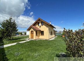 Menší 3-izbový dom v tichej časti obce Dunajská Lužná na p - 1