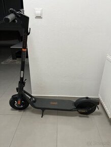 Ninebot Kickscooter F2 by Segway