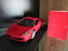 Predám model Ferrari 458 Italia + Ferrari passport - 1