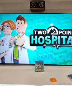 Two Point Hospital na PS4 15e