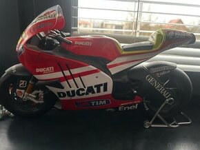 Maisto 1/12 Classic 2011 Ducati Desmosedici Valentino Rossi