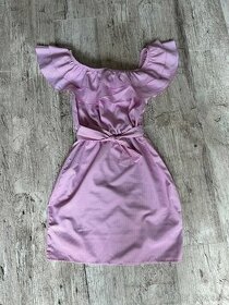 Ružové šaty s volánom
