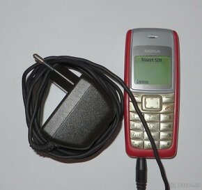 Klasicky tlacitkovy mobilny telefon NOKIA 1110i s nabijackou