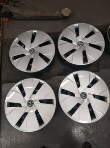 5 x 112 R 18 + puklice originál VW + zimné pneu .